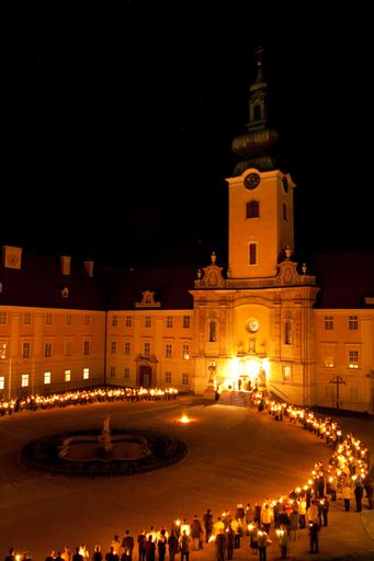 Im Klösterreich Ostern stimmungsvoll erleben wie hier bei der Osternachtsfeier im Stift Seitenstetten: www.kloesterreich.at.