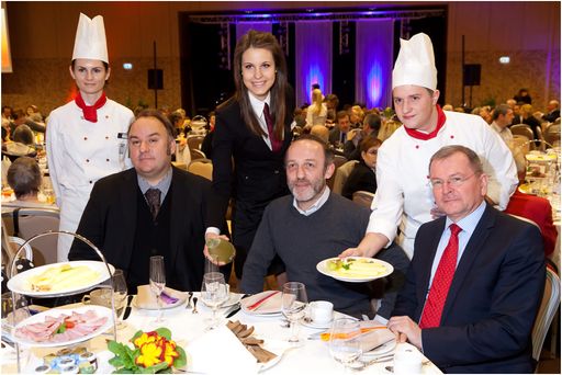  Großzügiger Sponsor zu Gast im eigenen Haus
von links: sitzend: GF ATH Gerhard Messinger, Karl Markovics, Johannes Mauthe (Direktor ATH Savoyen) stehend: Sophie Hammel (2.Jahrgang), Christina Kainz (3.Jahrgang), Florian Eichelberger (4.Jahrgang der HLTW13)