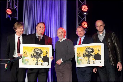 Vorschau Bild von Oliver Schopf (Karikaturist Der Standard) und Helmut Kuchernig (HLTW13 - Organsiator und Projektleiter) überreichen die Markovics-Karikatur an die großzügigen ATH Sponsoren; von links: Helmut Kuchernig, Gerhard Messinger (GF ATH), Karl Markovics, Johannes Mauthe (Direktor ATH Savoyen), Oliver Schopf