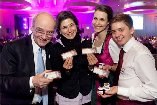 Vorschau Bild von von rechts: Benjamin Schedl und Christina Kainz (beide aus dem 4. Jahrgang der HLTW13) freuen sich, zusätzlich zum Großsponsor ATH so prominente Sponsoren wie Susanne Luef (Zotter Schokoladen) und Hans Staud für ihr Projekt gewonnen zu haben