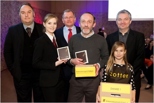 Vorschau Bild von Anna und Emilia sammeln mit Karl Markovics Spenden für den EH-Klub; von links: Gerhard Messinger (GF ATH), Anna Wesiak (5.Jahrgang HLTW13), Johannes Mauthe (Direktor ATH Savoyen), Karl Markovics, Emilia Messinger, Werner Brix