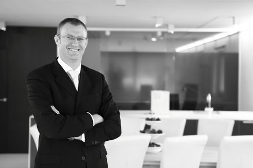 Mag. Rainer Hammerle, Geschäftsführer und Gründer der PRESSETEXTER Text- und Kommunikationsagentur GmbH, freut sich, dass PRESSETEXTER / WEBTEXTER als einziges Unternehmen Westösterreichs im AIT-F&PD-Report vertreten ist. Die von der Forschungsförderungsgesellschaft (FFG) im Auftrag des Bundesministeriums für Wirtschaft, Familie und Jugend (BMWFJ) erstellte Studie `Dienstleistungslandschaft in Österreich` präsentiert in 11 Fallbeispielen die innovativsten Dienstleistungsunternehmen Österreichs.