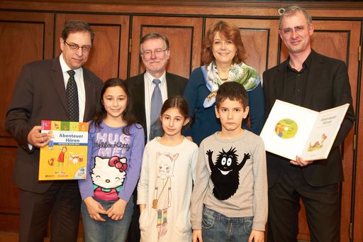 Hören"http://www.apa-fotoservice.at/galerie/2753
Im Bild v.l.n.r. Mag. Klaus Kämpfe-Burghardt (Verlagsgruppe Ueberreuter, Geschäftsführer), Mag. Peter Donhauser (Technisches Museum Wien,
wissenschaftlicher Leiter des Projekts), Dr. Gabriele Zuna-Kratky (Technisches Museum Wien, Direktorin) und Dr. Peter Payer
(Technisches Museum Wien, Projektleiter)