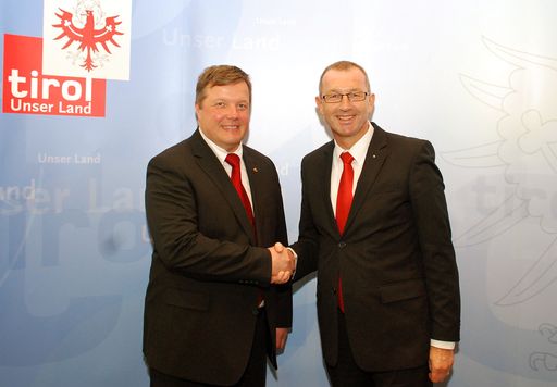 LR Bernhard Tilg gratuliert Andreas Altmann zur Ernennung zum Rektor des MCI.