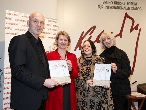 v.l.n.r.: Erich Fenninger (Herausgeber und Bundesgeschäftsführer der Volkshilfe Österreich), Karin Scheele (Vorsitzende der österreichischen saharauischen Gesellschaft), Nadjat Hamdi (Vertreterin der Polisario) und die Künstlerin Erika Pluhar präsentieren das neue Buch "Von Freiheit träumen" über das Flüchtlingsleben der Westsaharauis.