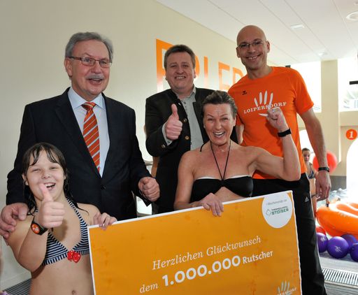 Scheckübergabe im Fun Park der Therme Loipersdorf: hintere Reihe vlnr.: Franz Majcen, 2. Präsident des steirischen Landtags; Bgm. Herbert Spirk, Gemeinde Loipersdorf; Wolfgang Wieser, GF der Therme Loipersdorf bei der Scheckübergabe an Leonie und Claudia Pulko.