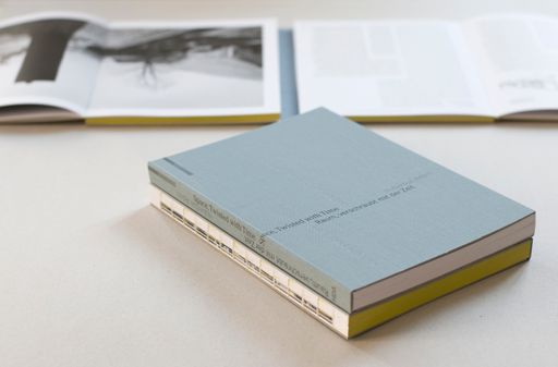Vorschau Bild von "Raum, verschraubt mit der Zeit - Space, Twisted with Time" Buchgestaltung Gabriele Lenz und Elena Henrich (büro für visuelle gestaltung Wien), Herausgeber Haus der Architektur Graz