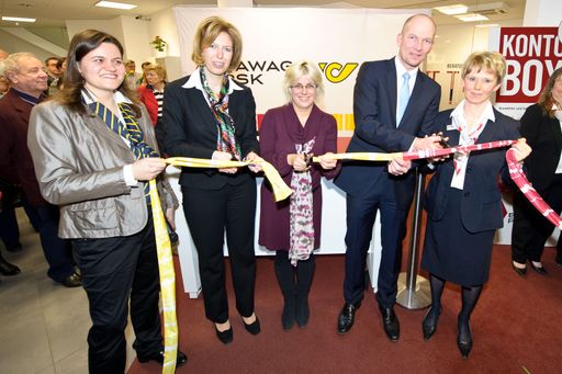 http://www.apa-fotoservice.at/galerie/2742
im Bild: v.l.n.r. Tanja Ranetbauer (Filialleiterin Post AG), Mag. Karin Nistelberger (Geschäftsfeldleitung Vertrieb Filialen Österreichische Post AG), Claudia Dobias (Bezirksvorsteher Stv. Rudolfsheim-Fünfhaus), Ing. Arno Wohlfahrter (Bereichsleiter Privatkunden-Vertrieb BAWAG P.S.K.) und Edith Brankovsky (Filialleiterin BAWAG P.S.K.)