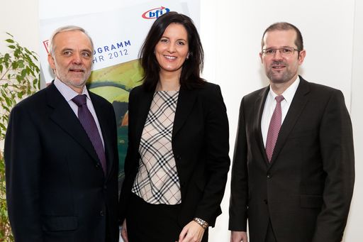 http://www.apa-fotoservice.at/galerie/2751
Im Bild v.l.n.r.: Dr. Frank Boos (Beratergruppe Neuwaldegg), Dr. Valerie Höllinger (kaufm. Geschäftsführerin des bfi Wien), Mag. Franz-Josef Lackinger (Geschäftsführer des bfi Wien)