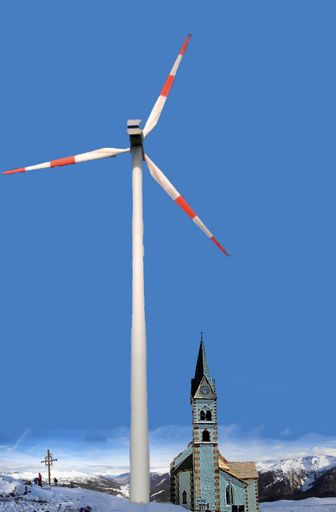 Die Bildmontage zeigt den Gipfel des Sattelbergs mit Gipfelkreuz, dazu im Größenvergleich ein Windrad und die Dorfkirche aus Pflersch.