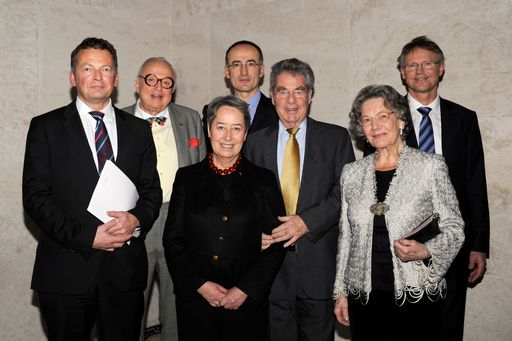 http://www.apa-fotoservice.at/galerie/2757
Im Bild v.li.n.re.: Mag. Peter Weinhäupl (Managing Director, Leopold Museum, Co-Kurator), Wolfgang G. Fischer (Galerist, Sammler und Klimt-Kenner), Margit Fischer; Dr. Tobias G. Natter (Museologischer Direktor, Leopold Museum, Kurator), Bundespräsident Dr. Heinz Fischer, Dr. Elisabeth Leopold (Vorstand, Leopold Museum), Dr. Franz Smola (Sammlungsleiter, Leopold Museum, Co-Kurator)