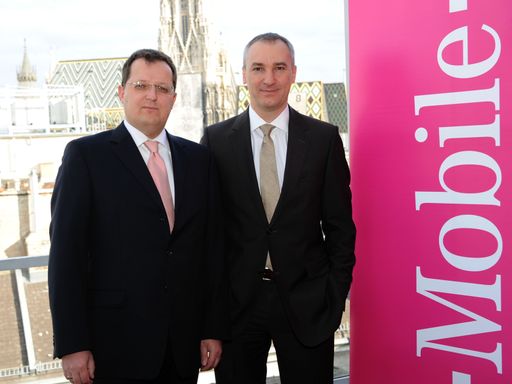 T-Mobile Austria mit mehr als 4 Millionen Kunden: Wolfgang Kniese, Geschäftsführer Finanzen T-Mobile Austria, und Robert Chvátal, Vorsitzender der Geschäftsführung T-Mobile Austria, bei der Bilanz-Pressekonferenz 2012.
