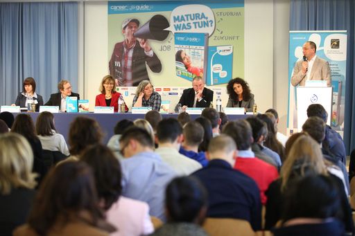 http://www.apa-fotoservice.at/galerie/2759
Am Podium von l.n.r.: Mag. Katrin Zloklikovits (Recruiting
Trenkwalder), Dr. Paul Wilkens (Referatsleiter für die Psychologische
Studierendenberatung und Studieninformation BMWF), Dr. Kathrin
Wodraschke (Leitung der psychologischen Beratungsstelle für
Studierende Wien BMWF), Dr. Gabriele Rötzer-Pawlik
(Arbeitsmarktforschung AMS), Dr. Friedrich Stanzel (Leiter
Personalentwicklung BMF), Mag. Klaudija Cavar (Human Resources
Generalist KÜHNE + NAGEL), Markus Gruber (Herausgeber Career Guide)