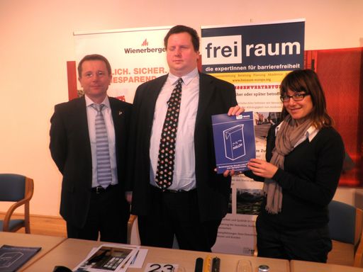 Im Bild v.l.n.r. DI Böcskör, Fa. Wienerberger; Dietmar Janoschek und DI Albine Habian von freiraum-europa