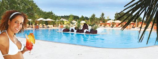  Das Highlight im 4-Stern Resort Therme Geinberg ist im Sommer die karibische Salzwasser-Lagune mit weißem Sandstrand und Palmen.