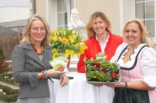 Vorschau Bild von Im Bild v.l.n.r.: Martina Hörmer / Ja! Natürlich Geschäftsführerin, Doris Kampas / Expertin für Planung und Anlage von Bio-Gärten und Daniela Auer / Ja! Natürlich Bio-Gärtnerin begrüßen beim Ja! Natürlich Bio-Gartenworkshop