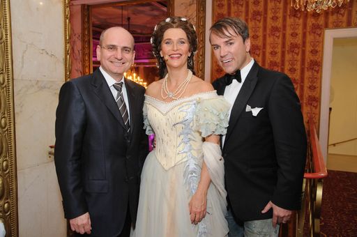 v.l.: Harald Nograsek, Generaldirektor Verkehrsbüro Group; Musical-Stars Maya Hakvoort und Uwe Kröger
