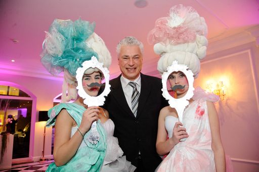 Vorschau Bild von Toni Polster mit Modeschülerinnen der Modeschule Michelbeuern