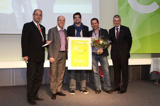 Am Abend des 1. März wurde in der Wirtschaftskammer Österreich der Mobile Award Austria (MAwA) verliehen. Dabei wurden unter 178 Einreichungen die besten Apps und mobile Sites aus Österreich geehrt. In sechs verschiedenen Kategorien wurden die besten digitale Projekte aus Österreich ausgezeichnet.
Im Bild v.l.n.r.: Prof. Dr. Peter A. Bruck (Vorstand, ICNM), Mag. (FH) Rainer Geier (Geschäftsführer der LAOLA1 Multimedia GmbH), Philipp Schützl, MA (Manager Content & Services), Alexander Zlatnik, MSc (Head of Mobile Projects), Dr. Herwig Höllinger (Generalsekretär Stellvertreter WKÖ)