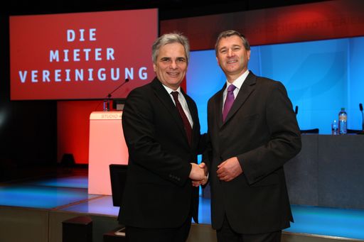 Bundeskanzler Werner Faymann gratuliert dem bestätigten Präsidenten der Mietervereinigung, Georg Niedermühlbichler