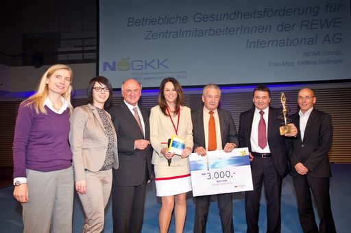 Im Bild v.l.n.r.: Tanja Dietrich-Hübner (Leiterin der Nachhaltigkeitsabteilung REWE International AG), Bettina Seilinger (Betriebliche Gesundheitsförderung bei REWE International AG), Niederösterreichs Landeshauptmann Dr. Erwin Pröll, Moderatorin Dr. Vera Russwurm, KR Hermann Haneder (NÖGKK bzw. Präsident der Niederösterreichischen Arbeiterkammer), Franz Nebel (Vorstand REWE International AG), Karl Gietler (Betriebsrat bei REWE International AG).