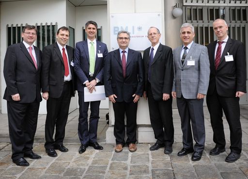 v.l.n.r.: C. Kunstmann, KSÖ, R. Ledinger, BKA, W. Ebner, BMI, Andrea Servica, EU-Kommission, R. Posch, CIO des Bundes, H. Habermayer, BMLVS, F. Vock, GovCert