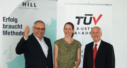 v.l.n.r.: Dr. Othmar HILL (Präsident HILL International), Iris BASCUR NEIRA (TÜV AUSTRIA Akademie), Mag.(FH) Christian BAYER (Geschäftsführer TÜV AUSTRIA Akademie)