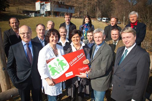 Casinos Austria Vorstand Dr. Karl Stoss, Mag. Bettina Glatz-Kremsner und Mag. Dietmar Hoscher bei der Scheckübergabe an das Haus Fortuna im SOS-Kinderdorf Hinterbrühl gemeinsam mit dem Obmann des Kollegenverein Michael Breinschmid und zahlreichen KollegInnen