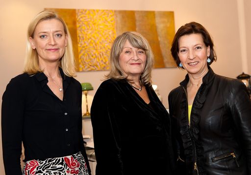 http://www.apa-fotoservice.at/galerie/2779/
Im Bild vlnr.: Dr. Johanna Rachinger (Generaldirektorin der
Österreichischen Nationalbibliothek), Alice Schwarzer (Herausgeberin
der Zeitschrift "Emma", Vorstandsvorsitzende FrauenMediaTurm, Köln),
Gabriele Heinisch-Hosek (Bundesministerin für Frauen und Öffentlichen
Dienst)