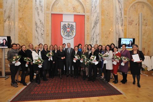 Wirtschaftsminister Reinhold Mitterlehner, WKÖ-Generalsekretärin Anna Maria Hochhauser und IV-Generalsekretär Christoph Neumayer (alle Bildmitte) mit den Absolventinnen des dritten Durchgangs von "Zukunft.Frauen".