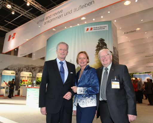 Wirtschafts- und Tourismusminister Dr. Reinhold Mitterlehner, Dr. Petra Stolba, Geschäftsführerin der Österreich Werbung und KR Johann Schenner, Obmann der Bundessparte Tourismus und Freizeitwirtschaft der WKO beim Österreich-Stand auf der ITB 2012.