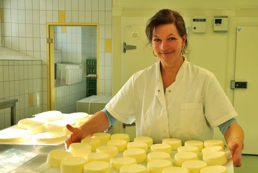 Vorschau Bild von Frau Ott mit Käse