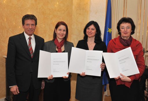 Wissenschafts- und Forschungsminister Dr. Karlheinz Töchterle mit den Gabriele Possanner-Preisträgerinnen 2012