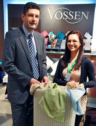 Aus alt mach neu: Alte Frottierwaren können jetzt in allen Leiner Einrichtungshäusern gegen hochwertige, umweltfreundliche Vossen-Produkte getauscht werden. Am Bild: Hr. Graf und Fr. Barak von der Leiner-Filiale in der Mariahilfer-Straße.