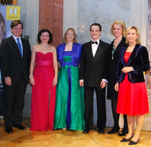 Gemeinsames Engagement: Das Annemarie Imhof-Komitee organisierte bereits zum 27. Mal einen Festabend für das Wiener Hilfswerk. Prominenz aus Politik und Wirtschaft kam, die Künstler/innen traten ehrenamtlich auf. Der Erlös des Abends geht an die Spielothek - Zentrum für Kinder mit Entwicklungsverzögerung oder Behinderung des Wiener Hilfswerks.