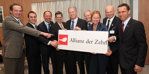 Vertreter der Allianz der Zehn auf der ITB 2012 mit Wirtschafts- und Tourismusminister Dr. Reinhold Mitterlehner
v.l.n.r.: Dir. Georg Bliem (Steiermark Tourismus), Dir. Mario Baier (Burgenland Tourismus), Dir. Leo Bauernberger (SalzburgerLand Tourismus), Dir. Christoph Madl (Niederösterreich Werbung), BM Reinhold Mitterlehner, Dir. Karl Pramendorfer (Oberösterreich Tourismus), GF Petra Stolba (Österreich Werbung), Dir. Christian Kresse (Kärnten Werbung) und Dir. Josef Margreiter (Tirol Werbung)