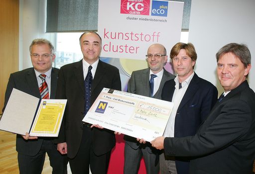  http://www.apa-fotoservice.at/galerie/2787
Im Bild: Die Preisträger des Biokunstoff-Call Niederösterreich v.l.n.r.: Harald Bleier (Clustermanager Kunststoff-Cluster & Mechatronik-Cluster ecoplus. Niederösterreichs Wirtschaftsagentur GmbH), Günter Wuzella (Projektmanager K+Wood Kompetenzzentrum Holz GmbH), Georg Bartmann, (Abteilungsleiter für Wirtschaft-, Sport- und Tourismus Landesregierung Niederösterreich), Norbert Mundigler (Leitung Institut für Naturstofftechnik IFA Tulln, Universität für Bodenkultur) und Franz Sprengnagel (Geschäftsführer Doraplast Kunststoffverarbeitungs GmbH)
