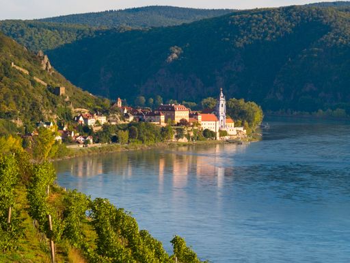  Wein und Kultur bietet das Gartenhotel & Weingut Pfeffel, Dürnstein in der Wachau, mit seinen Wine-Weekends. Informationen unter www.50plusHotels.at, wo auch "Träume leben"-Urlaubsgutscheine angefordert werden können.