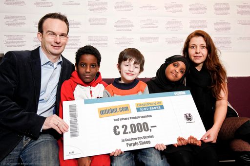  v.l.n.r.: Stefan Marz - Marketingleiter oeticket.com, Ahmed, Enis, Ikran, Karin Klaric - Gründerin und Obfrau "Purple Sheep".