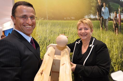 Präsentierten auf der ITB Berlin 2012 die Kugelwaldbahn. Ingunn Bindhammer (GF TVB Hall-Wattens) und Josef Margreiter (GF Tirol Werbung).