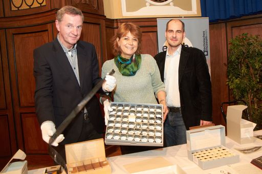  http://www.apa-fotoservice.at/galerie/2790
Im Bild v.l.n.r. Dr. Helmut Lackner, Projektleiter Technisches Museum Wien, Dr. Gabriele Zuna-Kratky, Direktorin Technisches Museum Wien und Mag. Hermann Tragner, Marketingleiter Technisches Museum Wien