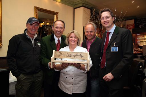 09.03.2012, Berlin / Charlottenburg . ITB , Pressekonferenz SalzburgerLand Tourismus im Restaurant " Zur Nussbaumerin " . Ferdinand Rieder (Ranger Nationalpark Hohe Tauern), Leo Bauernberger (GF SalzburgerLand Tourismus), Johanna (Chefin Nussbaumerin), Mag. Christian Woerister (GF Ferienregion Nationalpark Hohe Tauern), GD Dr. Johannes Hörl (Vorstand Grossglockner Hochalpenstrassen AG).