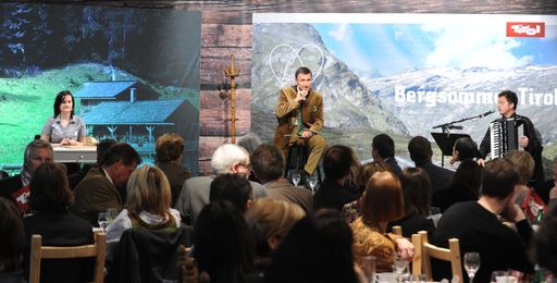 Vorschau Bild von Vor 50 begeisterten Journalisten aus der Reisebranche und 30 Reiseunternehmern präsentierte am 8. März 2012 Josef Margreiter, Geschäftsführer der Tirol Werbung, im Rahmen der Internationalen Tourismus Börse (ITB) in Berlin die neue Kampagne "Bergsommer Tirol".