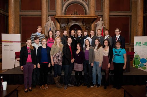  http://www.apa-fotoservice.at/galerie/2793/
Im Bild das Organisationsteam des "Vienna IV", des Debattierklubs Wiens.