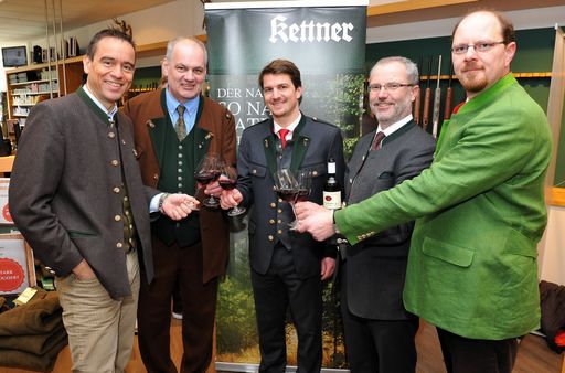 Vorschau Bild von LHStv. DI Uwe Scheuch, Filialleiter Gerhard Meierhofer, Kettner-Geschäftsführer Mag. Gernot Krausz, Weinbauer Alois Zeilinger, Kettner-Marketingleiter Mag.(FH) Werner Bürkl