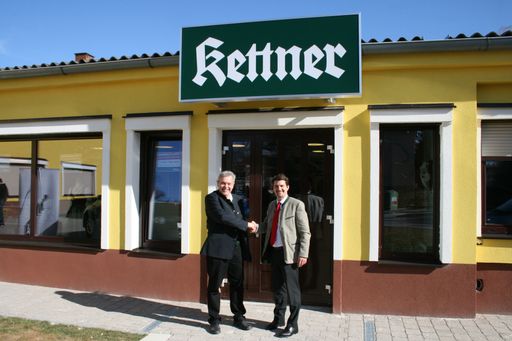 Vorschau Bild von Kettner Filialleiter Robert Frohner und Kettner Geschäftsführer Mag. Gernot Krausz vor der neuen Filiale Zistersdorf