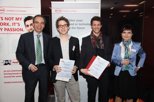 Im Bild v.l.n.r.: Günter Thumser, Präsident Henkel CEE, mit den Österreich-Gewinner Michael Fellner und Florian Metzler sowie Zuzana Halkova, Head of Human Resources Henkel CEE.
