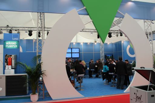 Vorschau Bild von Kunden informieren sich über Produktneuheiten und -innovationen.