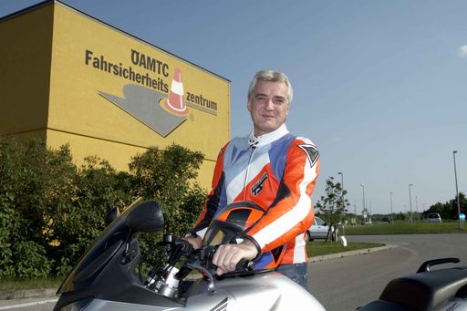 "Jeder Unfall ist ein Unfall zu viel" - Generali-Vorstand Walter Kupec empfiehlt ÖAMTC-Fahrsicherheitstrainings zur Auffrischung nach der Winterpause. (Foto: Scheiblecker)