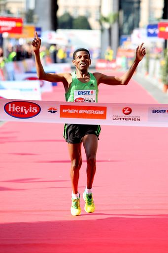 Das Bild zeigt Haile Gebrselassie beim Vienna City Marathon 2011. Verwendung nur in Verbindung mit dieser Presseinformation und bei Nennung des Fotocredits. (C) PhotoRun | Andrew McClanahan | VCM